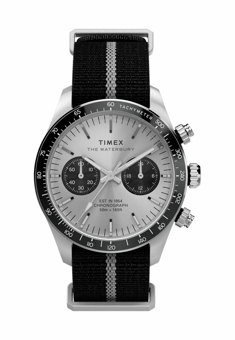 Reloj cronógrafo Timex con esfera plateada, bisel negro con taquímetro y correa de tela negra con una franja blanca. Dos subesferas y marcadores plateados.