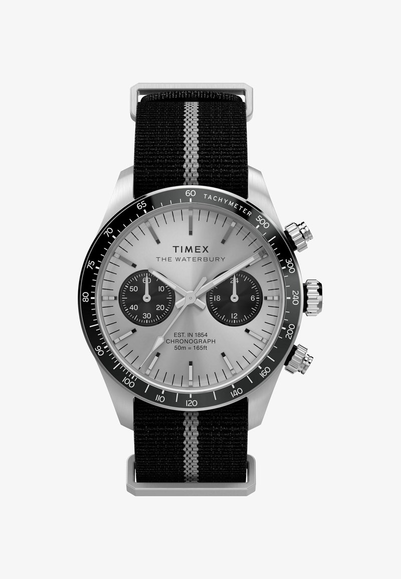 Timex kronograf ura s srebrnim številčnikom, črnim taksimetrskim obrobjem in črnim tekstilnim pasom z belim trakom. Dva podštevca in srebrni oznake.
