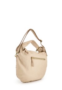 Beige leren handtas met een gevlochten accent, zachte structuur, enkele schouderband en een ritszak aan de voorkant. Zachte textuur.