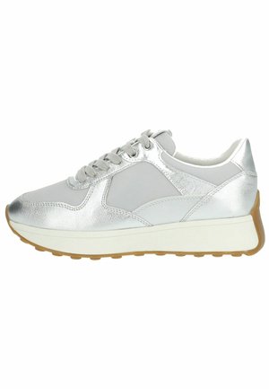 Sneaker metallici argento con superficie liscia, pannelli in rete, punta arrotondata e intersuola bianca imbottita. Suola in gomma color marrone chiaro.