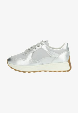 Silberne metallische Sneakers mit glatter Textur, Netzeinsätzen, abgerundetem Zehenbereich und gepolstertem weißen Mittelsohlen. Gummilaufsohle in Hellbraun.