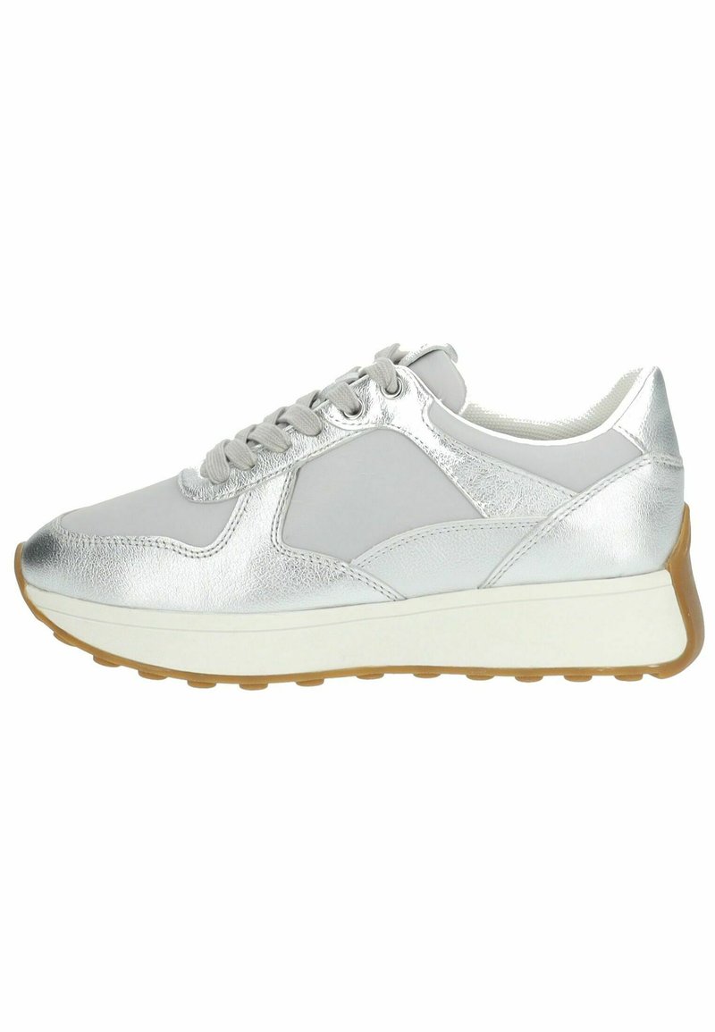 Sneaker metallici argento con superficie liscia, pannelli in rete, punta arrotondata e intersuola bianca imbottita. Suola in gomma color marrone chiaro.