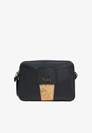 Borsa a tracolla rettangolare nera in pelle testurizzata, con patta frontale che presenta il logo "T KLASSE" e un dettaglio con motivo a mappa sotto la patta.