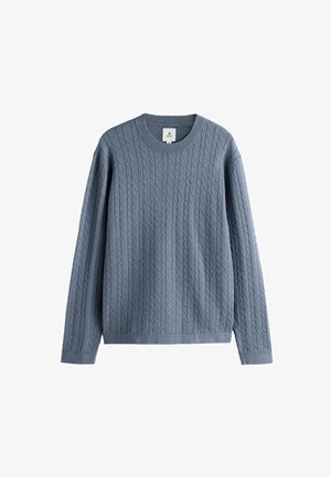 Gaiši zils adīts džemperis ar apaļu kaklu un garām piedurknēm, kas izceļas ar teksturētām rakstu niansēm visā virsmā un ribotām malām un piedurknēm.