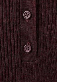 Cárdigan de punto acanalado burdeos con dos botones oscuros, que presenta una tela texturizada y un diseño de cuello clásico.