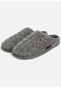 Pantofole grigie lavorate a maglia con motivo a trecce, con apertura sul retro e suola testurizzata per una buona aderenza. Presentano un piccolo tag con logo sul lato.