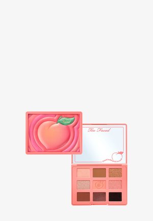 Quadratische pinke Lidschattenpalette mit neun Nuancen, einem Spiegel und einem erhabenen Pfirsichdesign auf dem Deckel mit dem Schriftzug Too Faced.