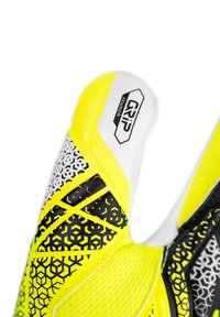Guanti da portiere giallo neon con motivo geometrico nero, dettagli bianchi e elementi di presa testurizzati. Presenta un logo nell'area del polsino.
