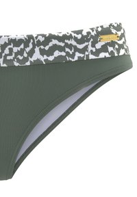 Parte inferior de bikini verde con una cinturilla blanca con estampado. Hecha de material elástico, presenta una textura suave y un pequeño acento de logo dorado.