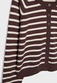Cardigan tricoté rayé marron et blanc avec manches longues et une rangée de sept boutons marron sur le devant.