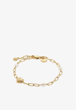 Gouden kettingarmband met twee gouden schelpbedels en drie witte parels, voorzien van een karabijnsluiting en een ronde gouden hanger.