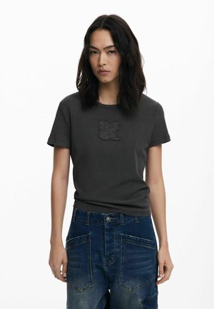 Gray cotton t-shirt with short sleeves, featuring an embossed "DSGL" logo. Paired with blue denim jeans with a faded texture.
