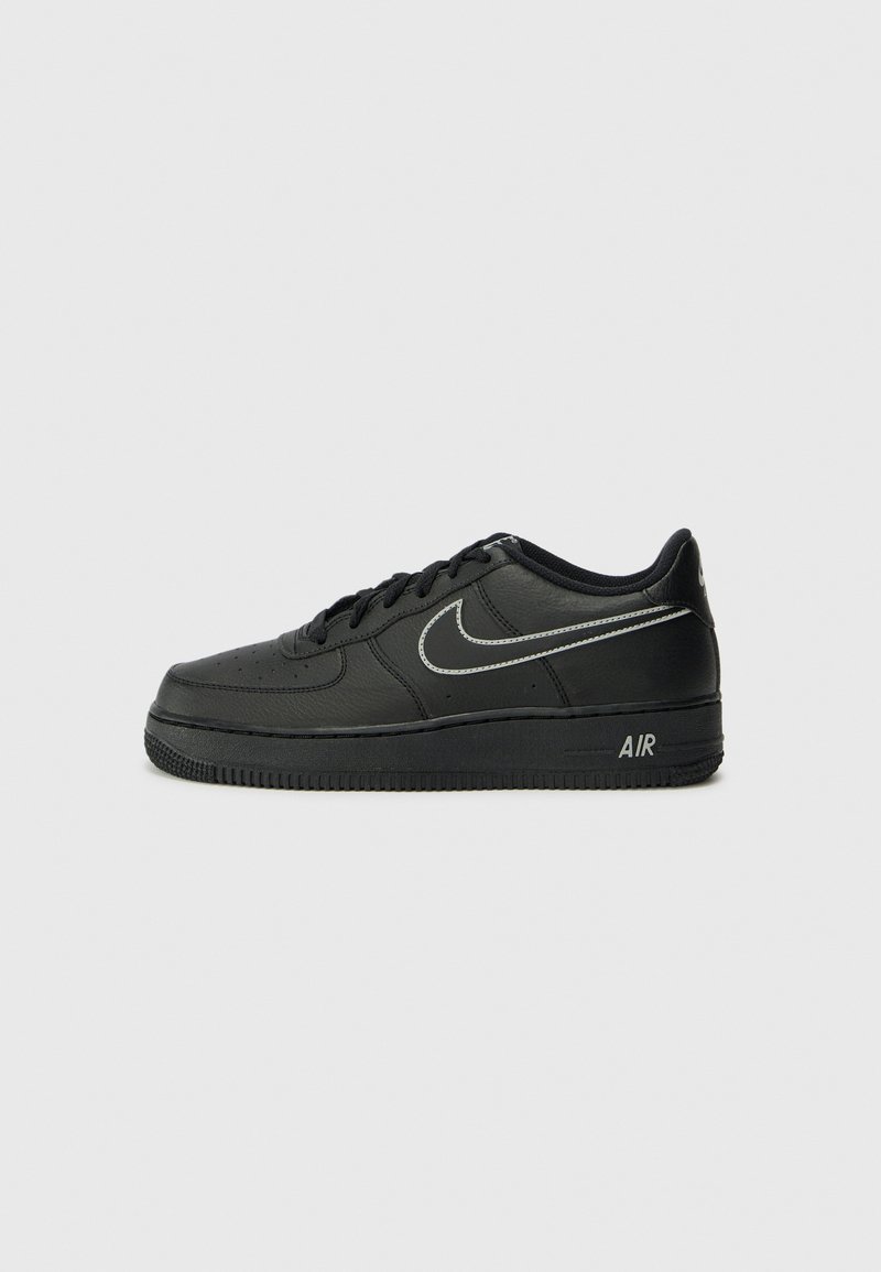 Sapatilha Nike Air Force 1 preta com um cabedal de couro liso, bico arredondado, fecho de atacadores à frente e logo Swoosh prateado com detalhes.