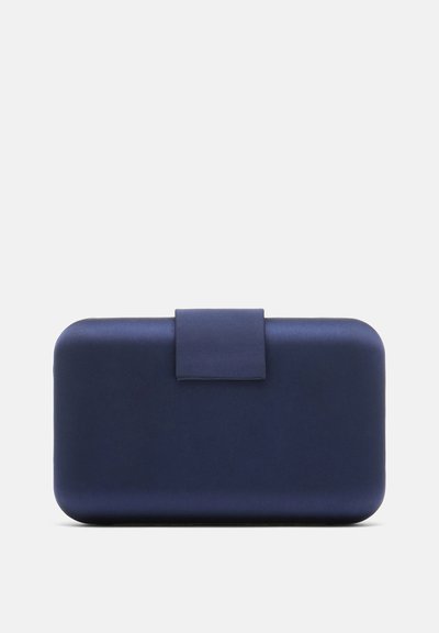 Rektangulær clutch-taske i marineblå med afrundede kanter og en frontklaplukning, vist mod en ensfarvet hvid baggrund.
