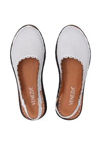 Bílé perforované slip-on boty s vlnkovanými okraji, černou podrážkou, hnědým interiérem a kontrastním prošíváním. Název značky "Venezia" je viditelný uvnitř.