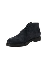 Bottines en daim bleu marine avec un bout arrondi, un lacet minimal et une surface texturée ; elles disposent d'une semelle en caoutchouc noir contrastante.