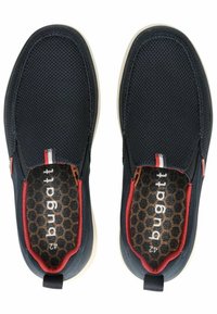 Scarpe slip-on navy in materiale a rete, con accenti rossi e una soletta a motivo esagonale. Suola color crema con cuciture a contrasto.