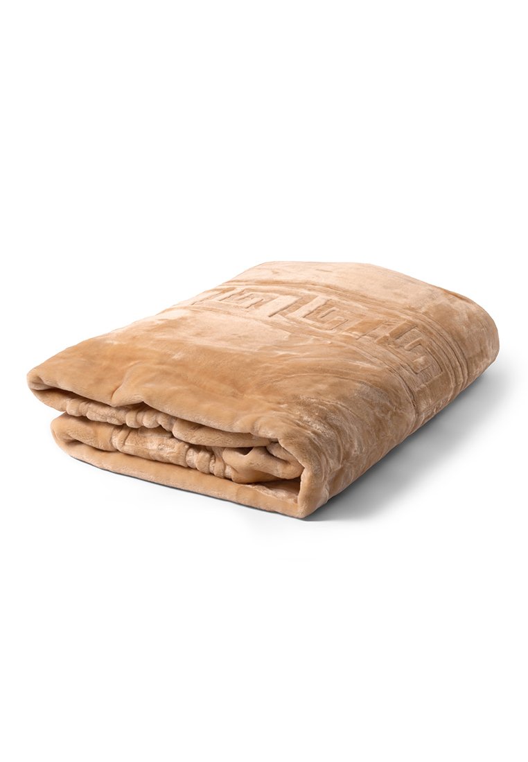Tanskleurige, pluizige dekens, opgevouwen met een gladde textuur. Heeft een subtiel reliëfpatroon langs één rand. Zacht, gezellig materiaal.