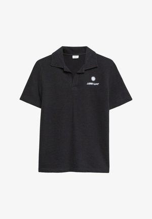 Czarna koszulka polo z krótkim rękawem i kołnierzykiem, z małą białą grafiką słońca i napisem „SUNNY SPOT” na lewej piersi.