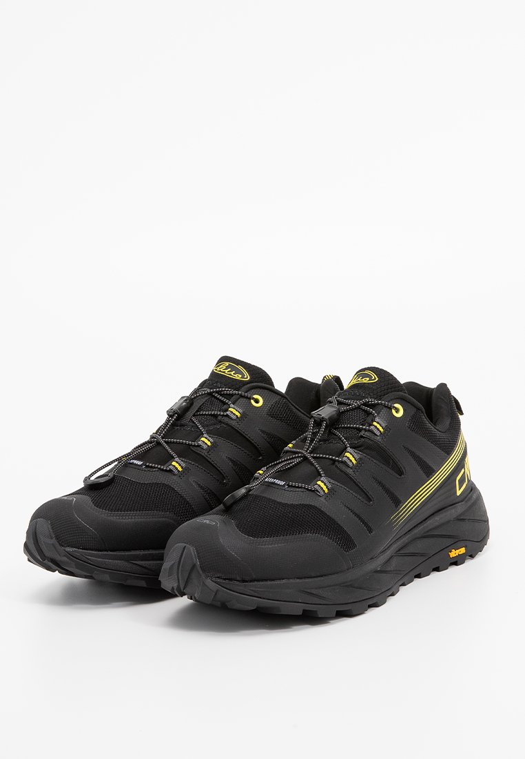 Schwarze Sportschuhe mit einem Mesh-Obermaterial, gelben Akzenten und strukturierten Sohlen. Verfügt über ein sicheres Schnürsystem und eine verstärkte Zehenkappe.