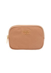 Funda de nailon marrón con un acabado texturizado, logotipo en tono dorado "BIMBA Y LOLA" y cremallera a juego. Forma rectangular, diseño compacto.