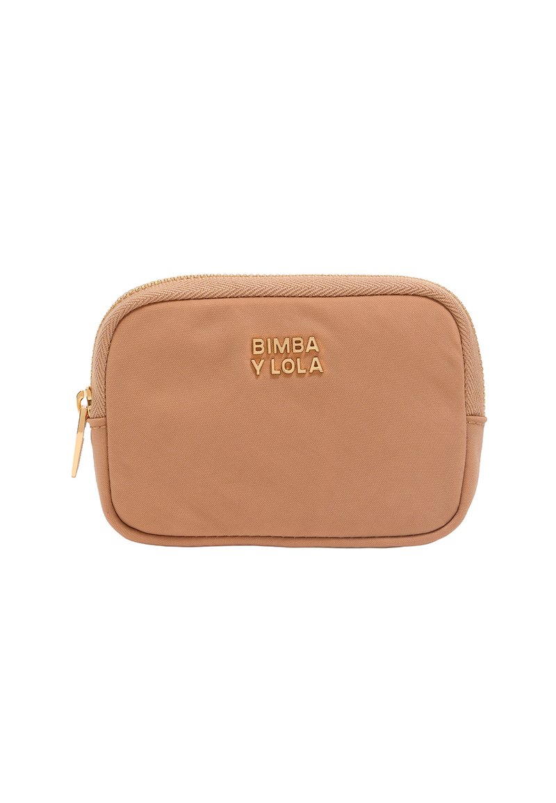 Funda de nailon marrón con un acabado texturizado, logotipo en tono dorado "BIMBA Y LOLA" y cremallera a juego. Forma rectangular, diseño compacto.