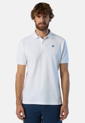 Polo shirt bianco a maniche corte con colletto classico e un accento del logo blu sul petto sinistro. Realizzato in un tessuto liscio e leggero.