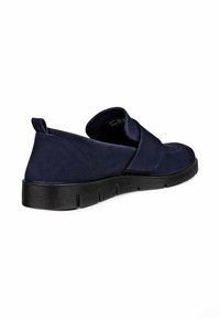 Granatowe buty wsuwane z teksturowanej cholewki, okrągłym noskiem i czarną gumową podeszwą z rowkowanymi detalami. Minimalistyczny design.