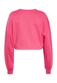 Felpa tagliata di un brillante colore rosa, realizzata in tessuto morbido, con maniche lunghe e polsini aderenti, e un collo arrotondato.