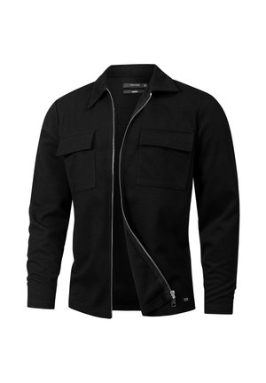 Sort langærmet jakke med krave, frontlynlås delvist åben, og to brystlommer med klap på en ensfarvet hvid baggrund.