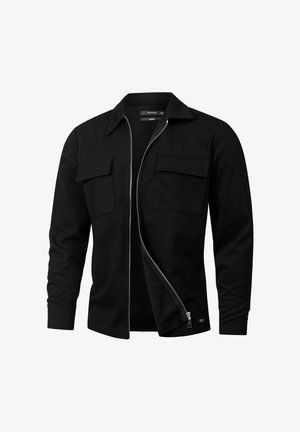 Chaqueta negra de manga larga con cuello, cremallera frontal parcialmente abierta y dos bolsillos en el pecho con solapa sobre un fondo blanco liso.