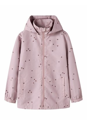 Børne regnjakke i lyserød med hætte, brun hjerteprint, lynlås foran, elastiske ærmeafslutninger og to sidelommer.
