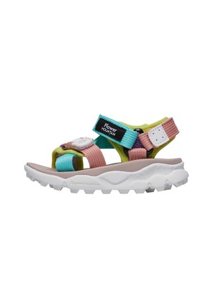 Bunt gefädelte Sandalen mit einer weißen Sohle, ausgestattet mit verstellbaren Stoffriemen in Pink, Grün, Blau und Lila. Leicht und mit strukturiertem Profil.