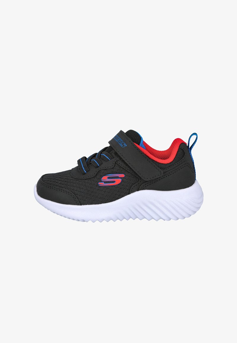 Zapato deportivo negro con parte superior de malla, forro rojo, acentos azules y suela de goma blanca con un dibujo texturizado. Correa de velcro y cordones.