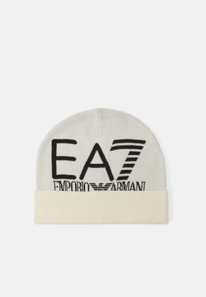 Bonnet en gris clair, avec un logo noir portant le texte "EA7 Emporio Armani". Conçu avec un revers côtelé crème en bas.
