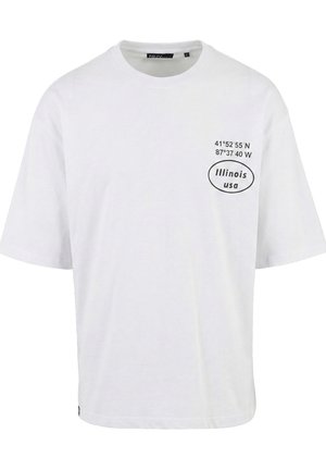 Valge lühikeste varrukatega T-särk, millel on must tekst "41°52'55"N 87°37'40"W" ja "Illinois usa" ovaali sees vasakul rinnal.