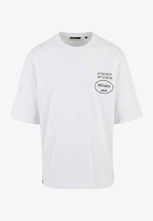 Biała koszulka z krótkim rękawem z czarnym tekstem "41°52'55"N 87°37'40"W" oraz "Illinois usa" w owalu na lewej piersi.