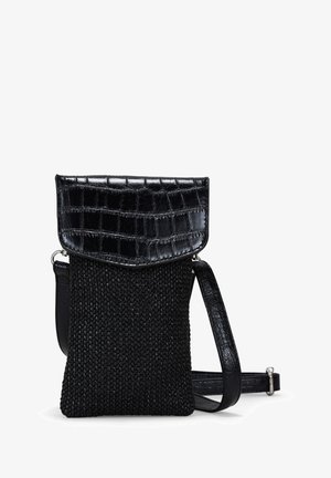 Bolso negro con un cuerpo tejido texturizado y una solapa de cuero con grabado de cocodrilo brillante. Incluye una correa desmontable para llevar.