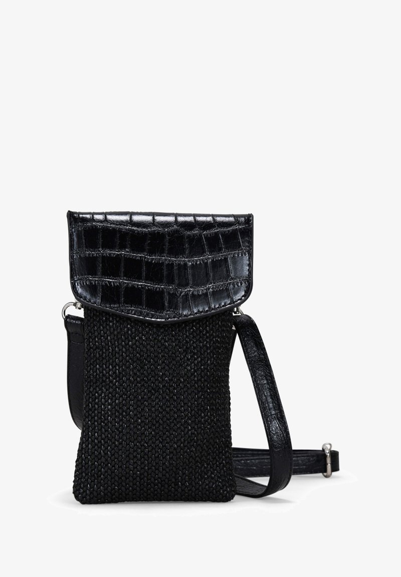 Bolso negro con un cuerpo tejido texturizado y una solapa de cuero con grabado de cocodrilo brillante. Incluye una correa desmontable para llevar.