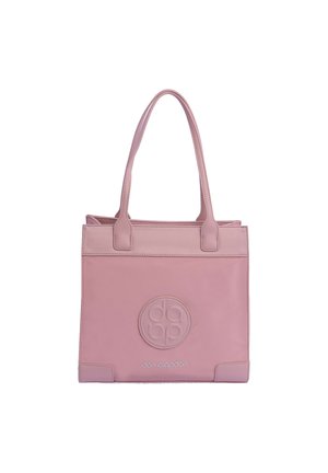 Bolso tote de cuero rosa con doble asa, que presenta un logotipo redondo en relieve y una textura suave, forma cuadrada y un diseño minimalista.