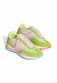Sneakers verde lime e rosa con materiali in suede e mesh, dotati di una suola ammortizzata, lacci e accenti multicolori sulla suola.