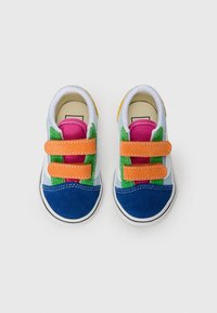 Baskets colorées pour tout-petits avec un bout en suede bleu, une tige en tissu multicolore, des bandes Velcro orange et une semelle en caoutchouc blanche.