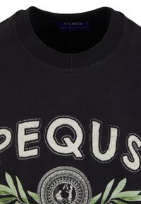 Zwarte sweatshirt met een geribbelde ronde halslijn, voorzien van verhoogde witte letters "PEQUS," een cirkelvormige grafiek en groene bladeren accenten.