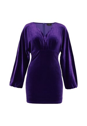Lila Samtkleid mit langen, leicht puffartigen Ärmeln, V-Ausschnitt und gefälteltem Detail an der Brust. Glatte Textur und figurbetonte Silhouette.