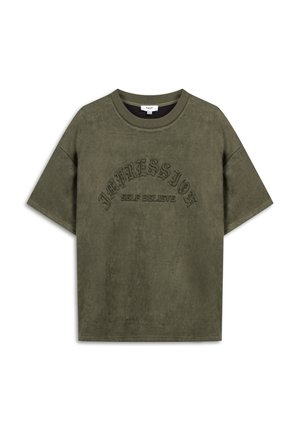 Olijfgroene t-shirt met korte mouwen, gemaakt van zachte stof. Kenmerkt zich door geborduurde tekst "IMPRESSION SELF BELIEVE" in een boogvorm.