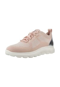 Scarpa da atletica lavorata a maglia rosa con suola bianca imbottita e accentuazione metallica sul tallone. Caratterizzata da design con lacci e tomaia in mesh traspirante.