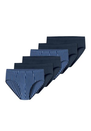 Sei slip da uomo in blu scuro e blu con strisce verticali bianche, disposti in una fila sfalsata e sovrapposta.