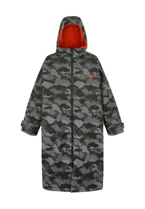 Lang vandtæt jakke med camouflage-mønster, lynlås foran, hætte foret med lys orange fleece og mærkede detaljer på bryst og manchet.