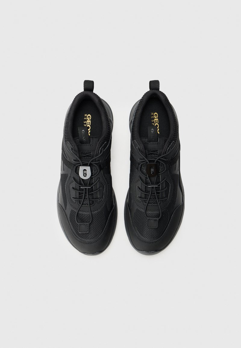 Czarne sneakersy z siateczkowym i syntetycznym wierzchem, z zapięciem na sznurówki i pętlą do zakupu. Zawierają gumową podeszwę i minimalne oznakowanie.