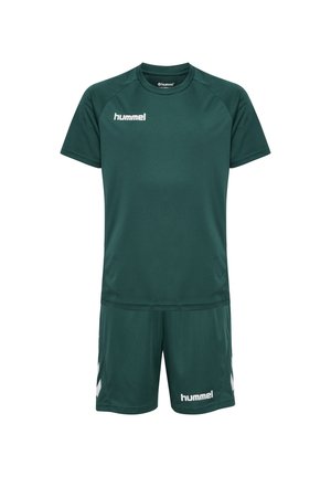 Dunkelgrünes Sportoutfit mit kurzen Ärmeln und Shorts, mit weißen „hummel“-Logos auf Brust und linkem Bein.